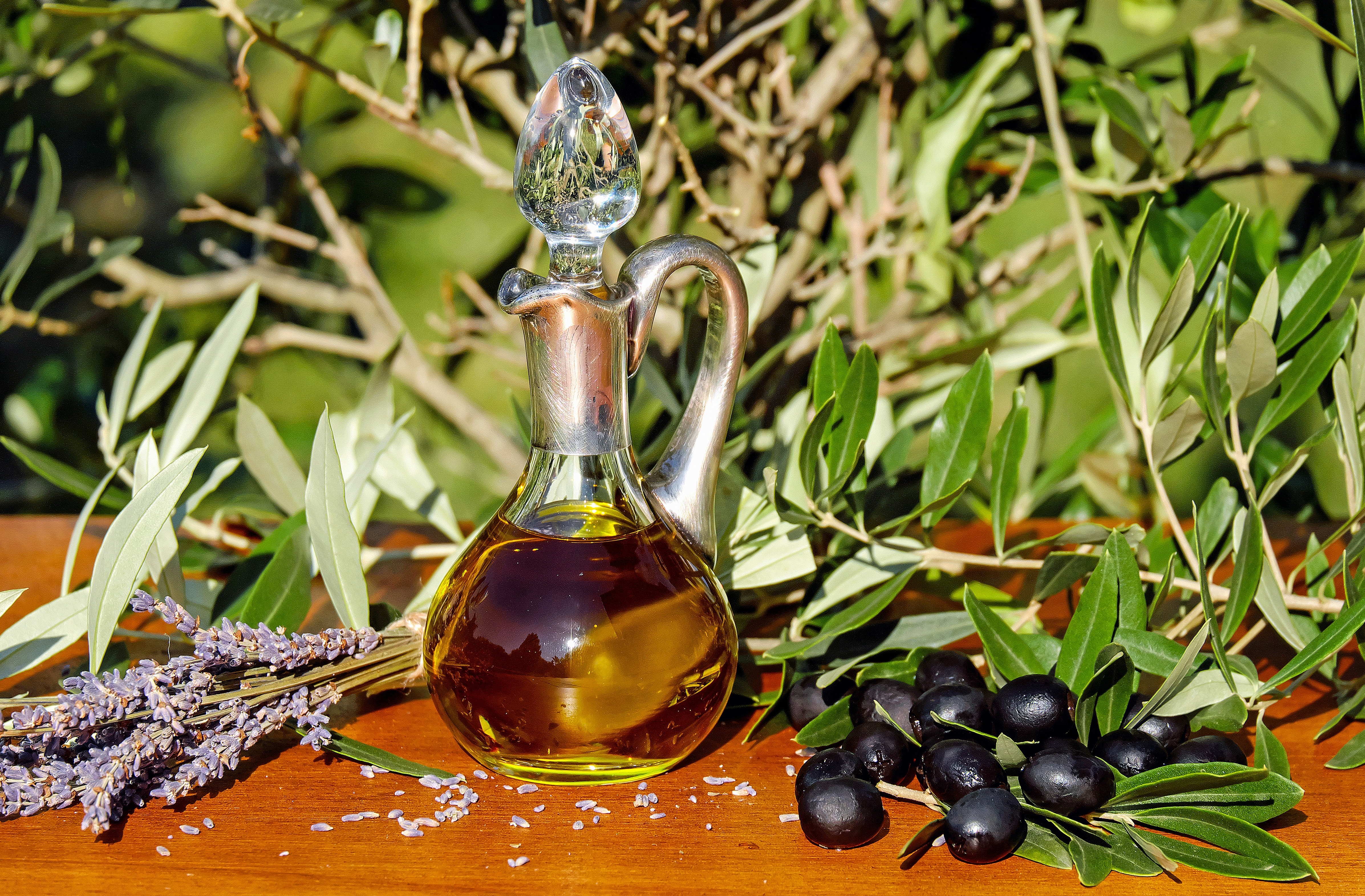 Производство оливкового масла. Зайтун барги. Оливковое масло. Масло оливы. Оливковое масло в кувшине.